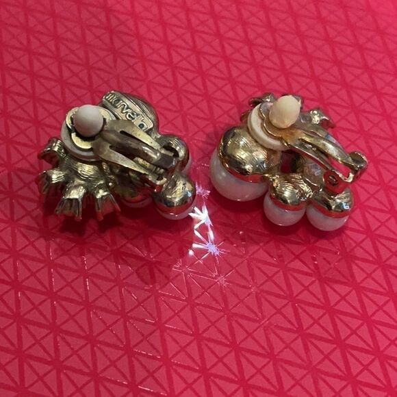 Vintage Signed Marvella Pearl Clip-on Earrings - Picture 6 of 6